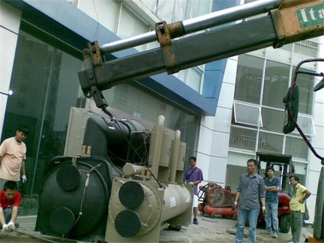 尼勒克县随车吊和汽车吊的核心区别是什么？哪种更省钱？