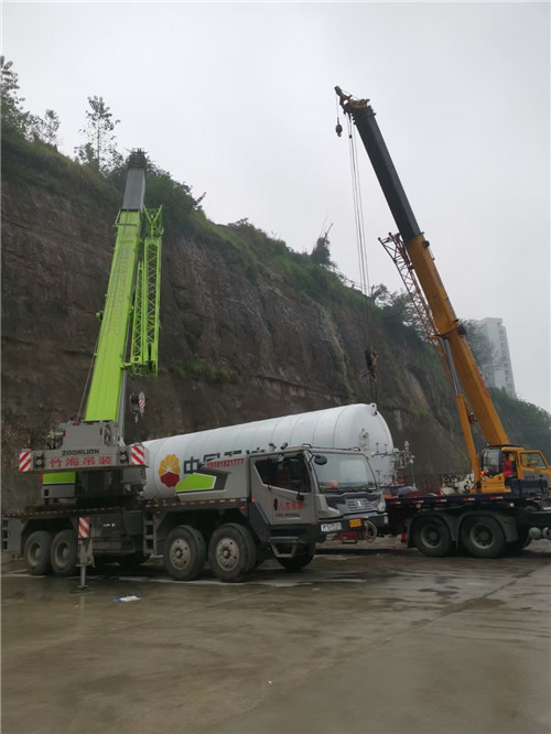 尼勒克县“不怕风雨冻”—— 吊车的 “恶劣环境适应” 技术
